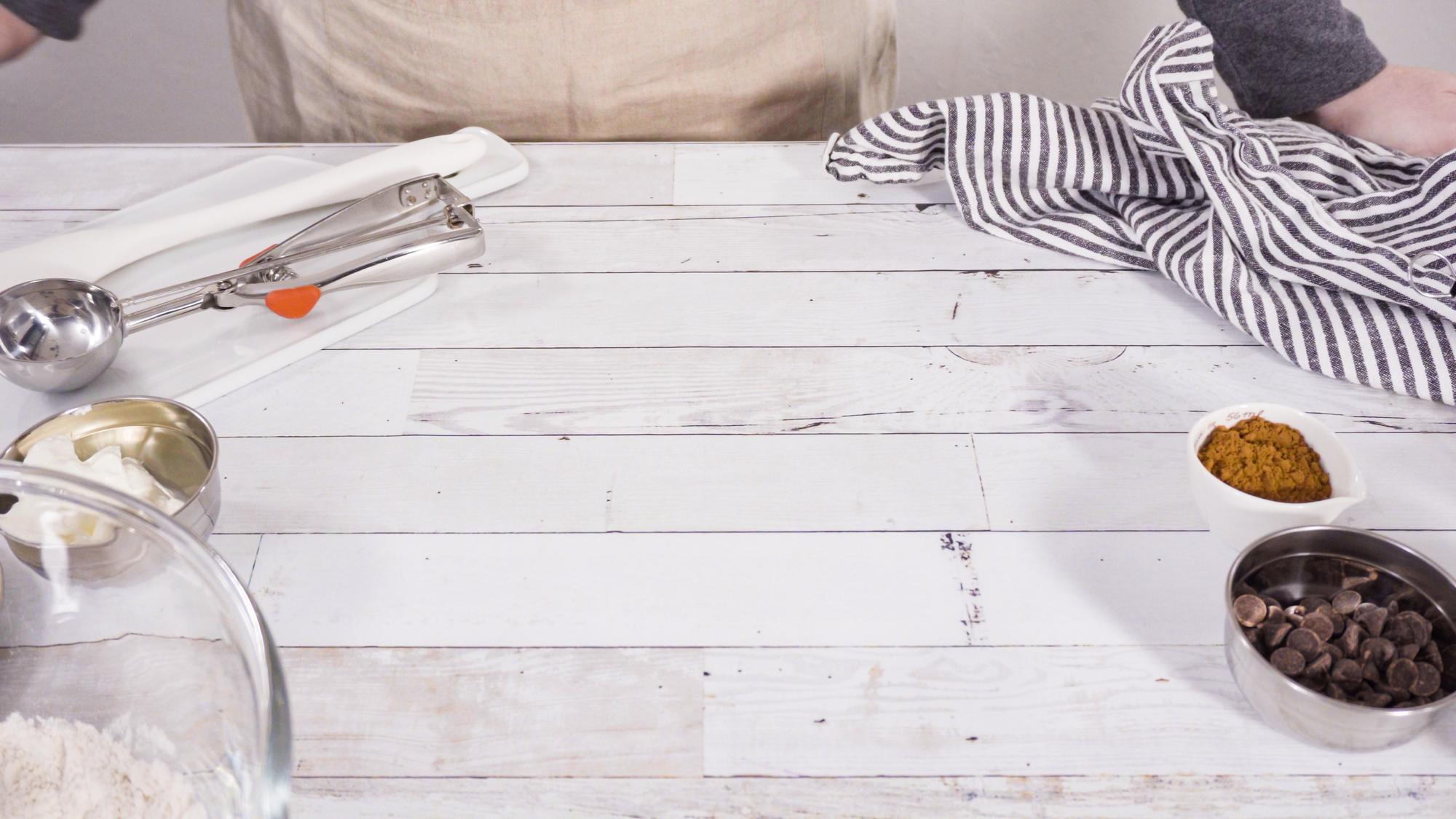 Wnętrze pracowni kulinarnej z blatem roboczym